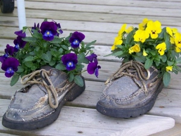 Plantando violetas - ideias - coloque botas velhas no centro das atenções no jardim