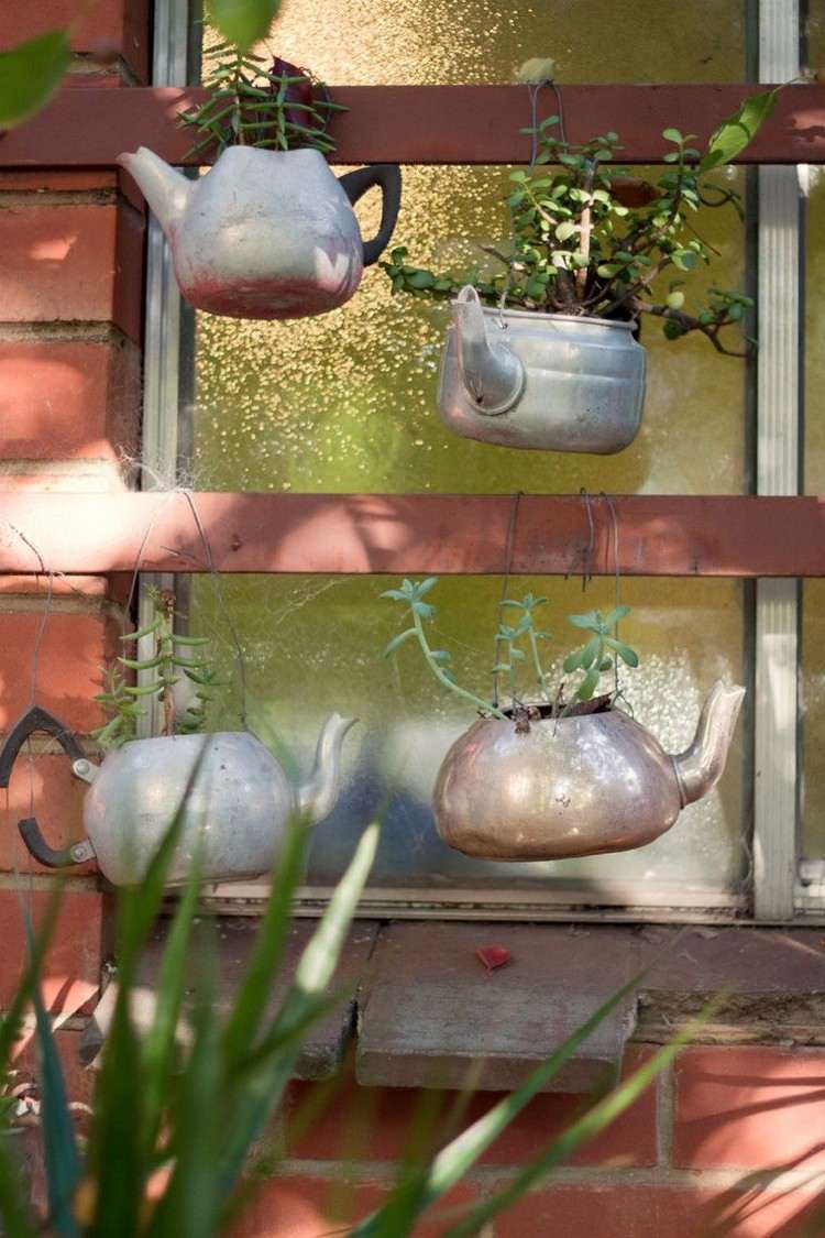 Ideias de decoração de jardim com bules pendurados com plantas