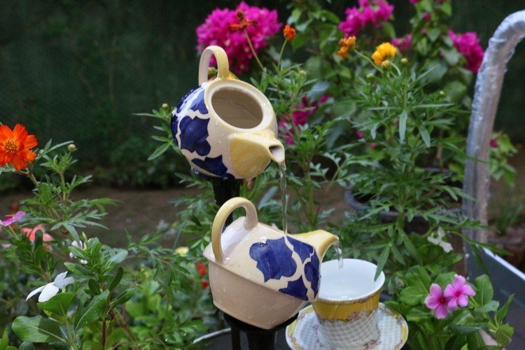 Cascatas de água para o jardim de velhas jarras de porcelana