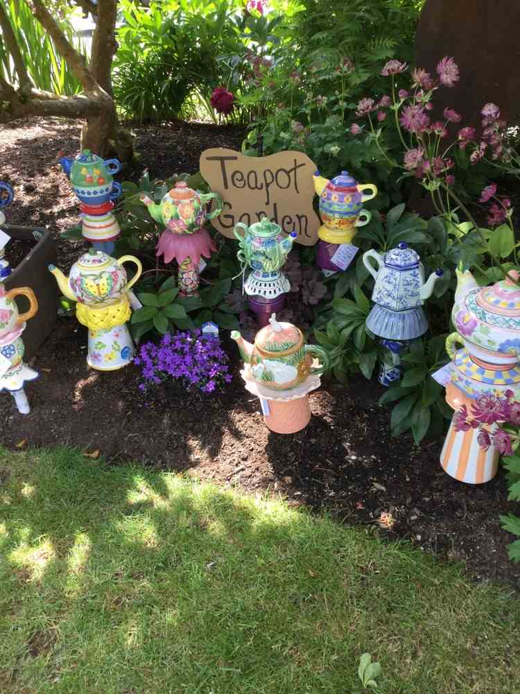 Faça você mesmo as decorações coloridas do jardim com bules de porcelana antigos