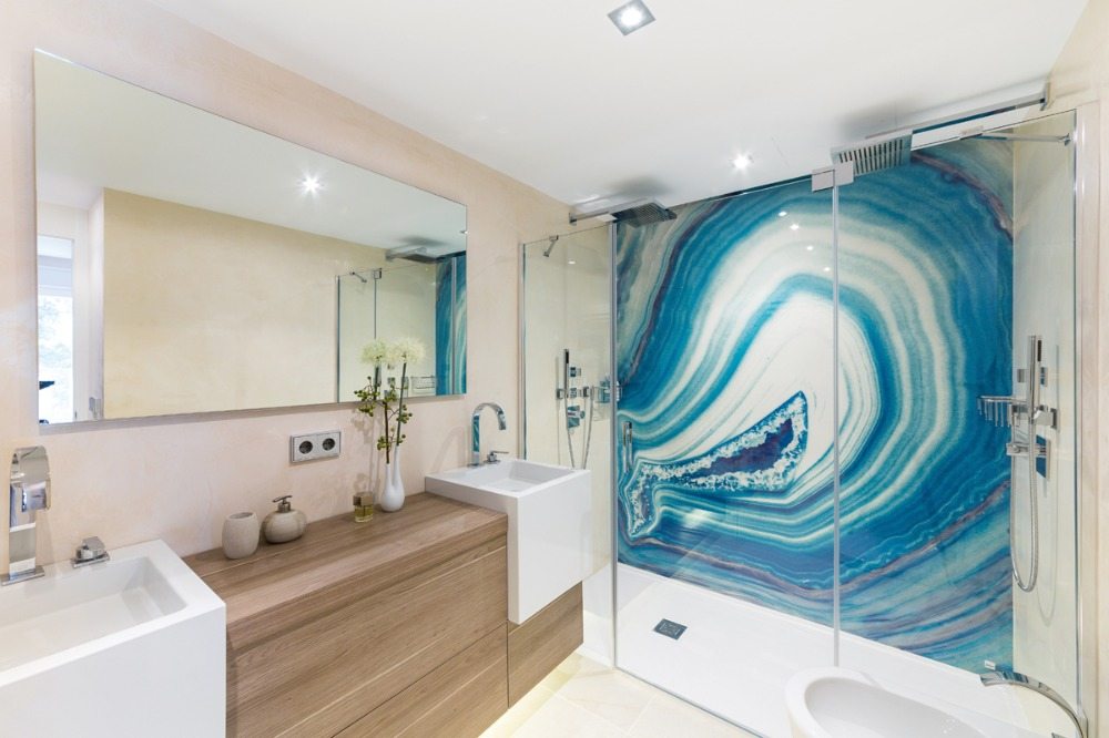 banheiro de design com área de chuveiro e banheiro de design padronizado sem azulejos