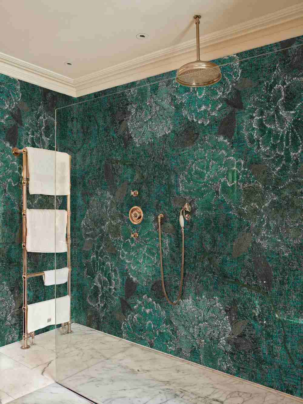 revestimento de parede verde com motivos florais em estilo retro como alternativa aos azulejos no banheiro com área de chuveiro
