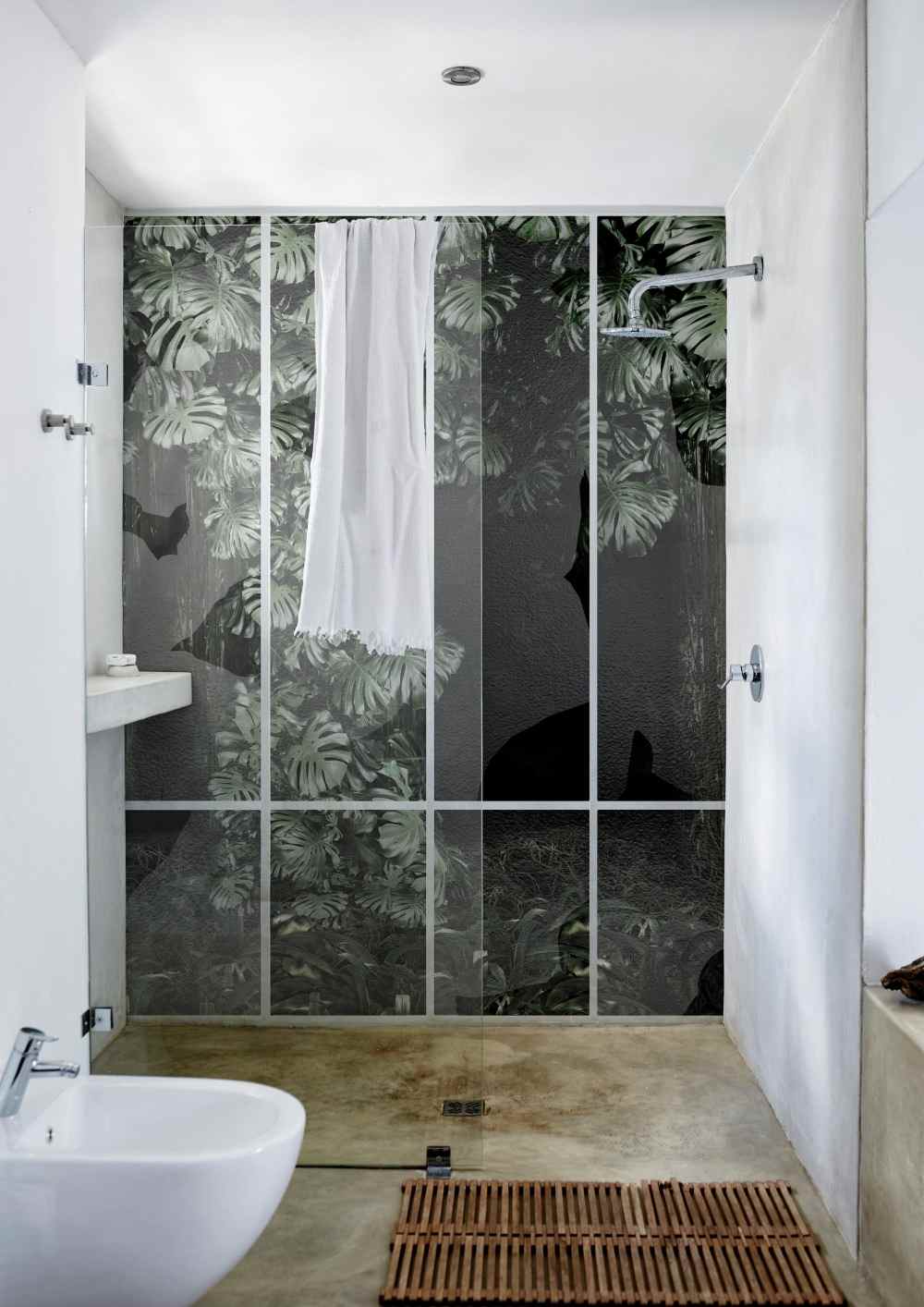 Papel de parede fotográfico como revestimento de parede e uma alternativa aos azulejos no banheiro com área de chuveiro