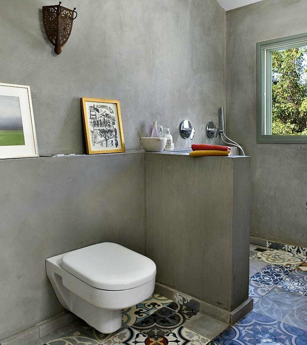 paredes de concreto no banheiro com divisória para banheiro e ladrilhos da janela do banheiro