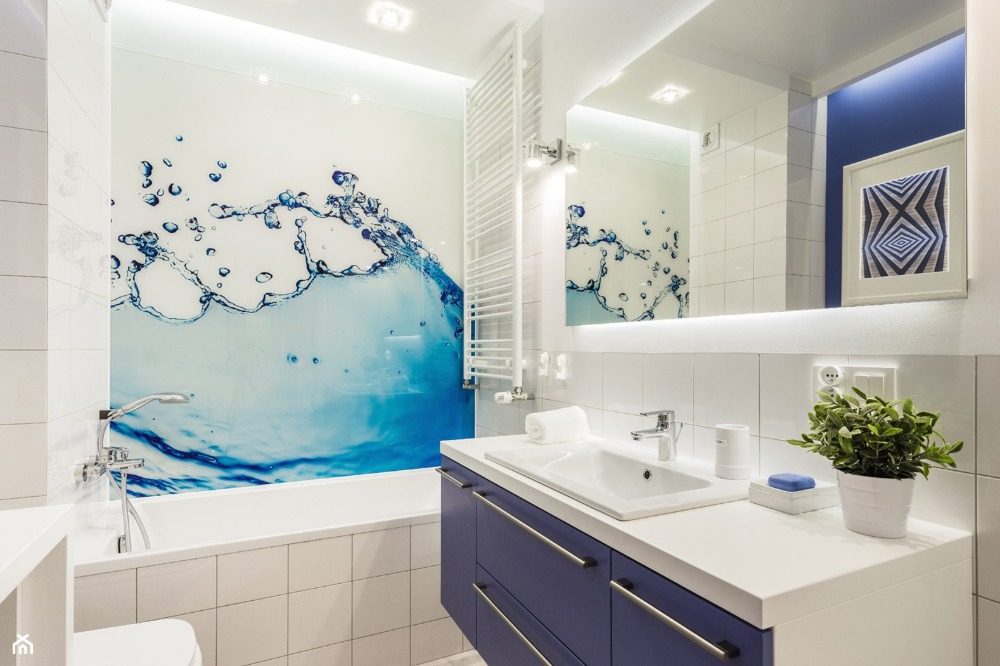 banheiro com azulejos e banheira com capa de chuveiro feita de materiais baratos, como plástico