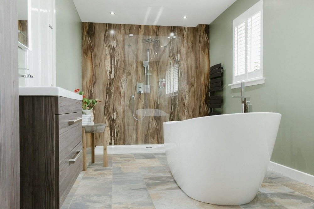 alternativa aos azulejos na parede do banheiro de mármore marrom e cabine de chuveiro de vidro em frente à banheira branca