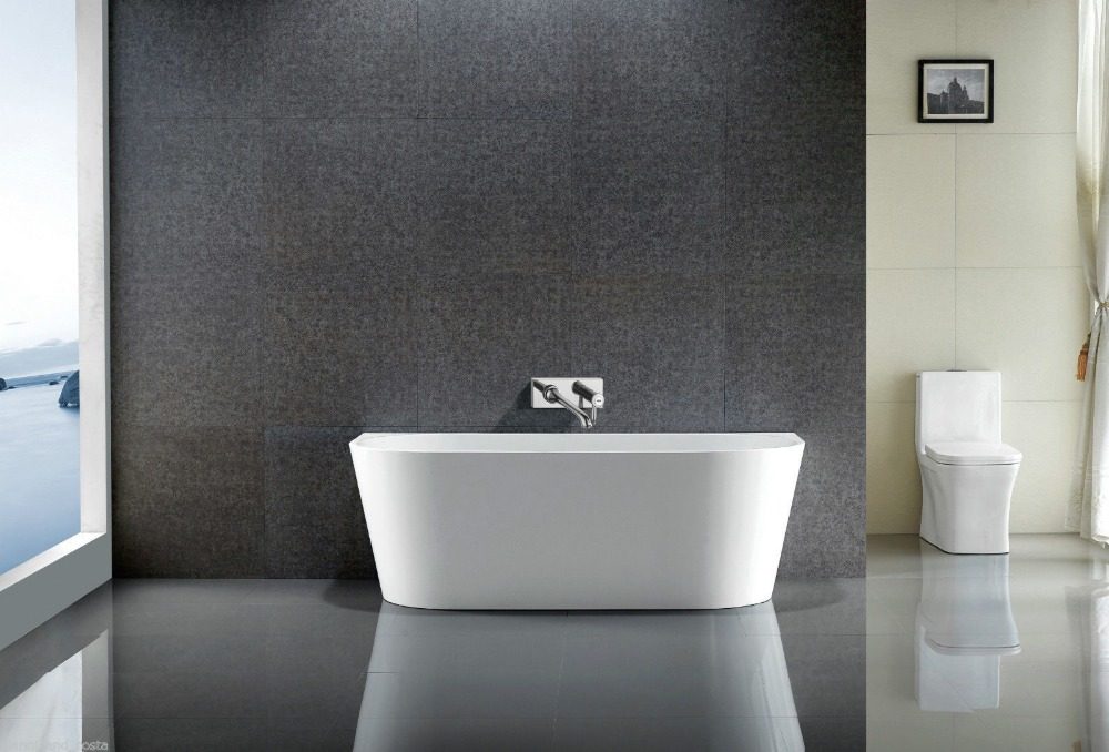 painéis de acrílico no banheiro em tons de cinza escuro contrastando com a banheira