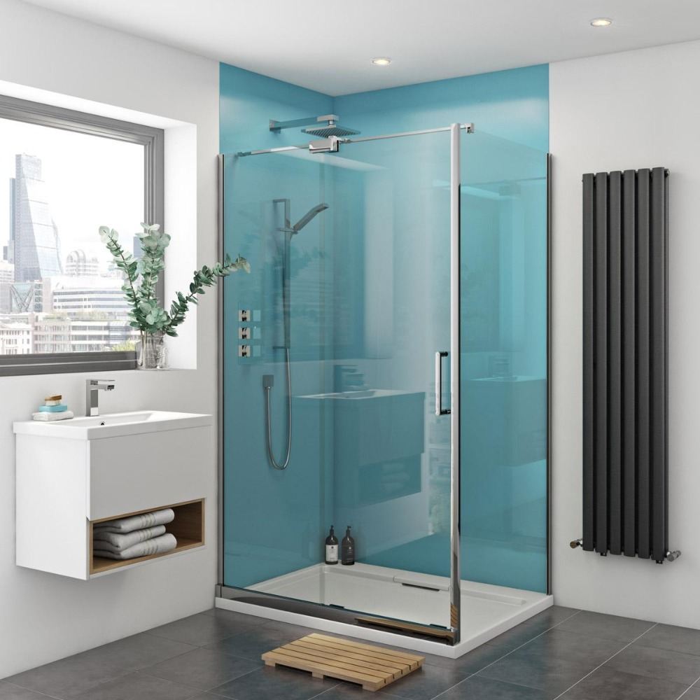 design de parede em azul claro na cabine de chuveiro feita de painéis de acrílico e base de chuveiro branca no banheiro de design