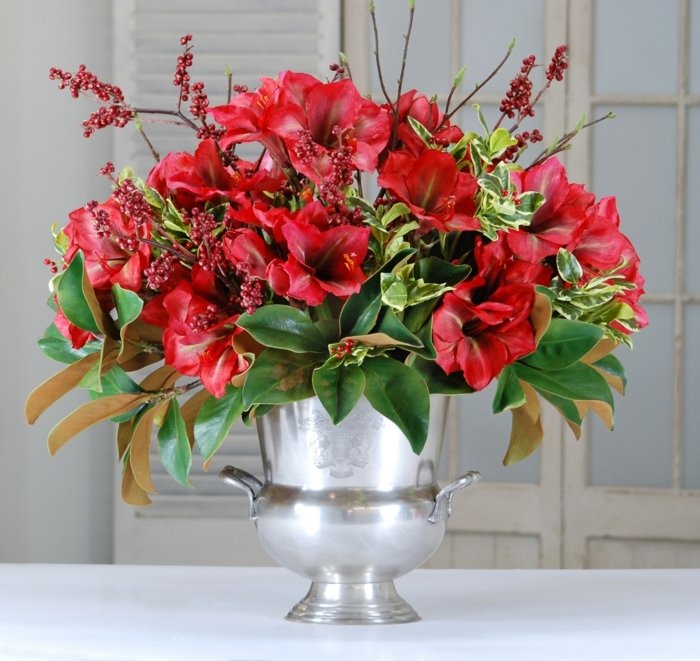 Vaso de metal com ideias para decoração de mesa amarílis