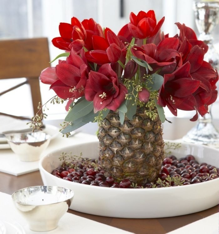 Arranjos de flores de abacaxi vermelho organizam decorações festivas de mesa de Natal