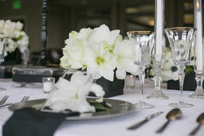 Organizar flores de mesa de amarílis copos de cristal de decoração