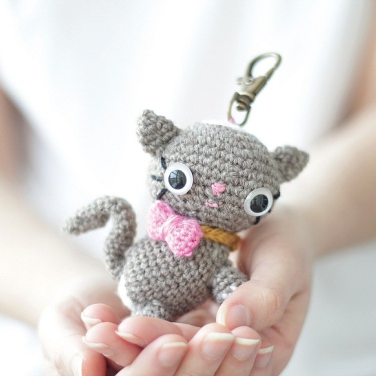 amigurumi-crochet-keychain-cat-give away-bow-wiggle eyes