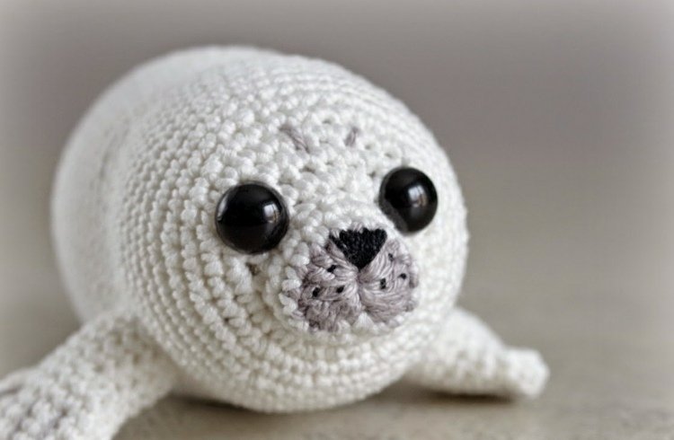 Amigurumi crochê de foca-olhos-botões-pernas-brancas