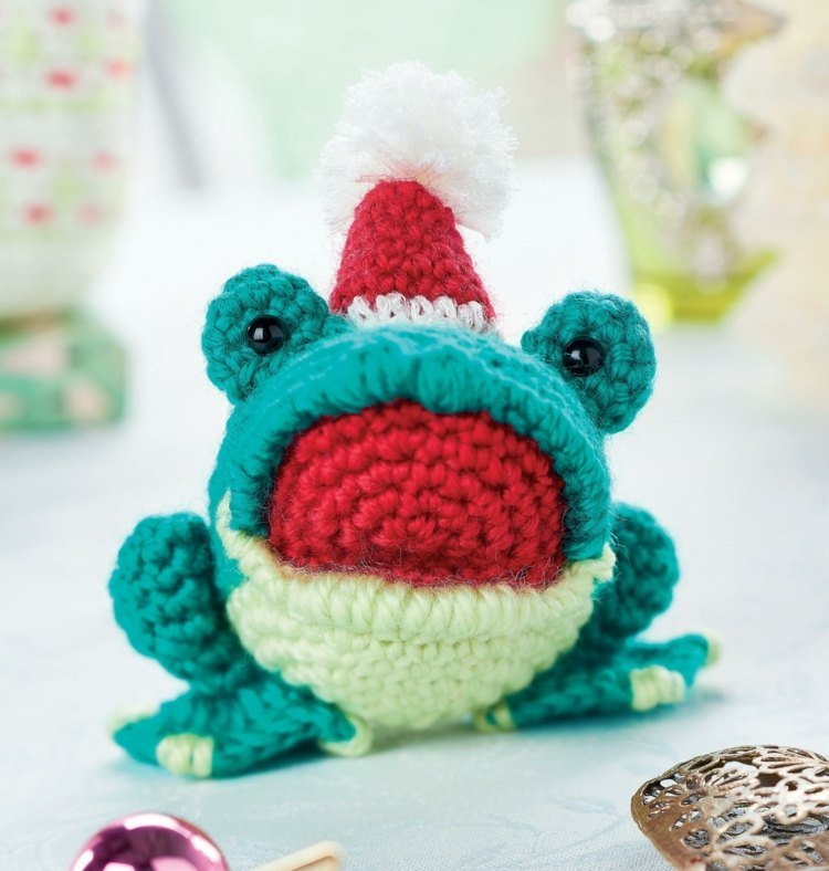 amigurumi-crochet-diy-frog-christmas-hat-green