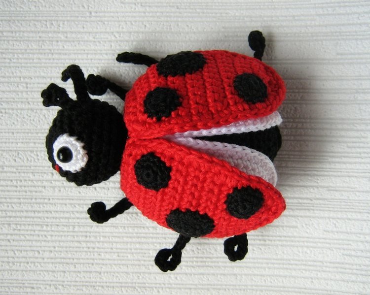 animais amigurumi-crochet-ladybug-red-black-white-crochet