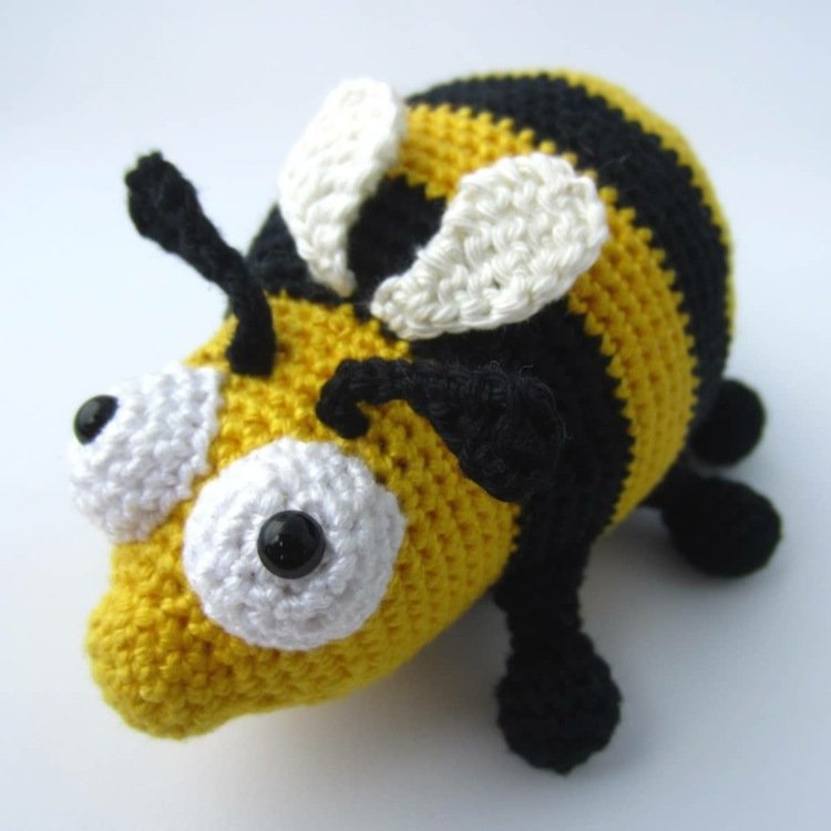amigurumi-crochet-bee-yellow-black-gift-tinkering