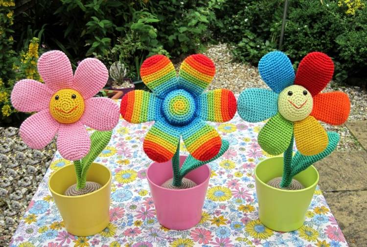 amigurumi-crochet-flowers-rainbow-colors-flowerpots-decoration-idea