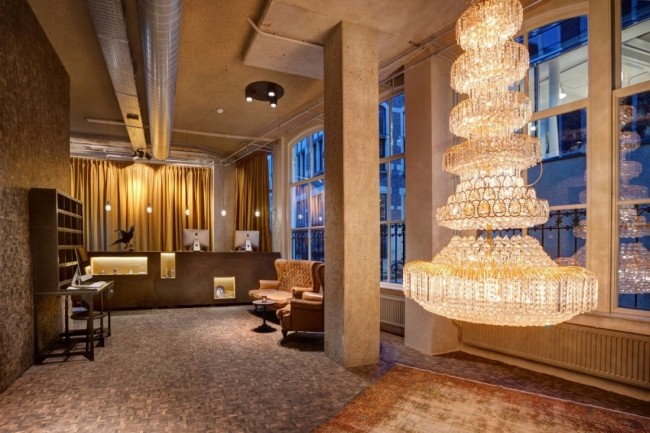 recepção lustre de cristal hotel de luxo v nesplein em amsterdã