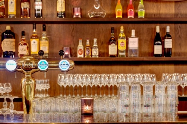 beer tavern em copos de cristal hotel de luxo v nesplein em amsterdã