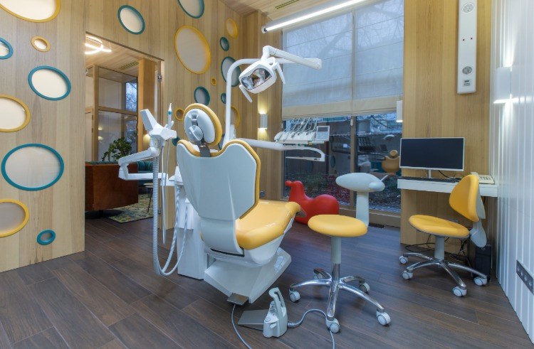 ambiente aconchegante de consultório de dentista moderno contra o medo do dentista