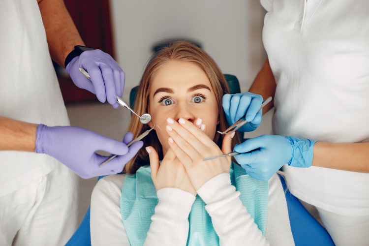 enfermeira e dentista tratam paciente ansioso