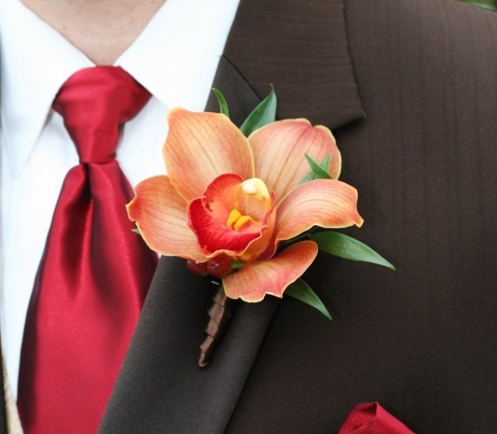 Gravata de seda-vermelha-botoeira-flor-lapela-casamento-no-outono