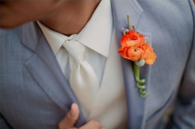 Buttercup-Boutonniere-Flowers-for-Grooms-Autumn