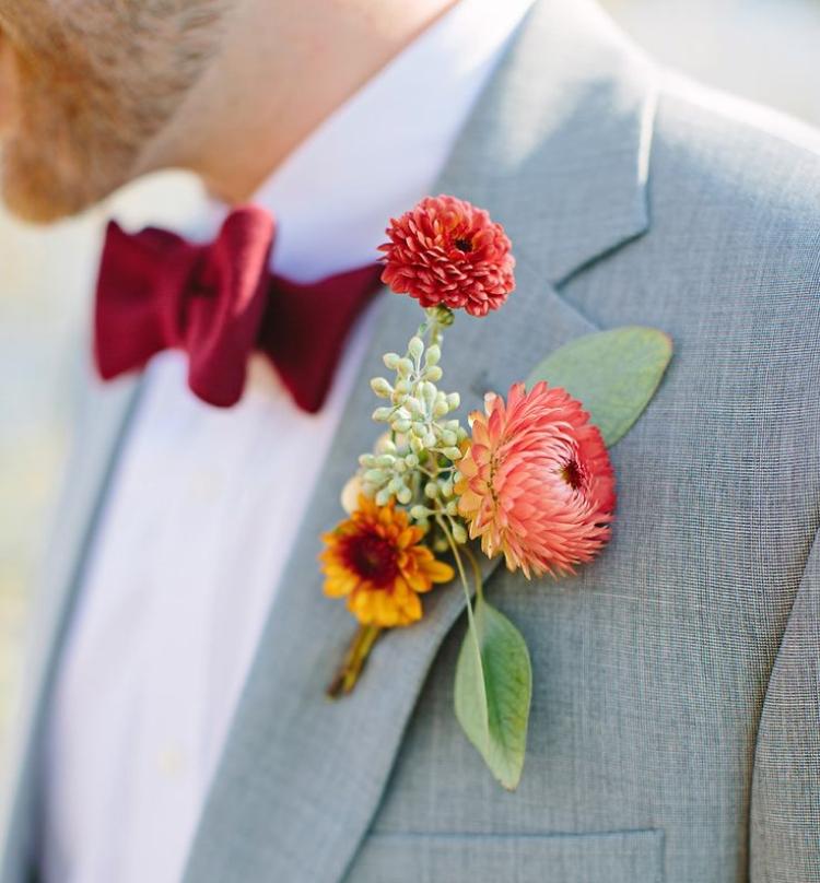 Boutonnière-outono-casamento-joias-para-o-noivo-gravata-borboleta-feita-de-cetim-vermelho-vinho