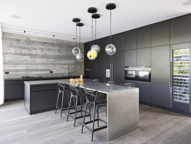 Ideia de design de cozinha em cor antracite para frentes e iluminação modernas sem puxadores