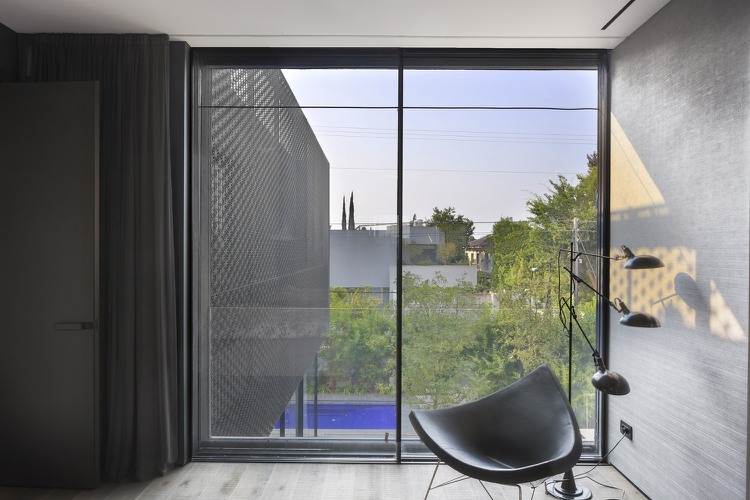 Escritório doméstico com vista para a piscina e paredes cinzentas