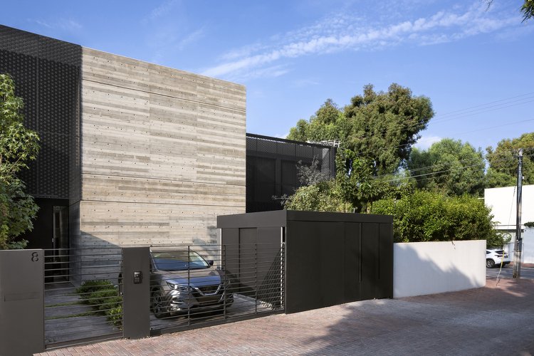 Cinza antracite na fachada e garagem e cerca de metal
