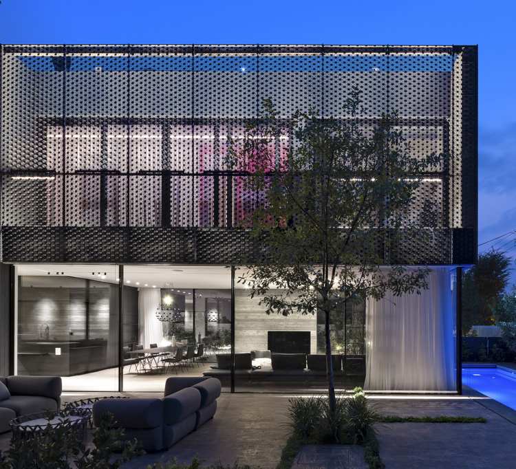 Casa unifamiliar com fachada suspensa como tela de privacidade