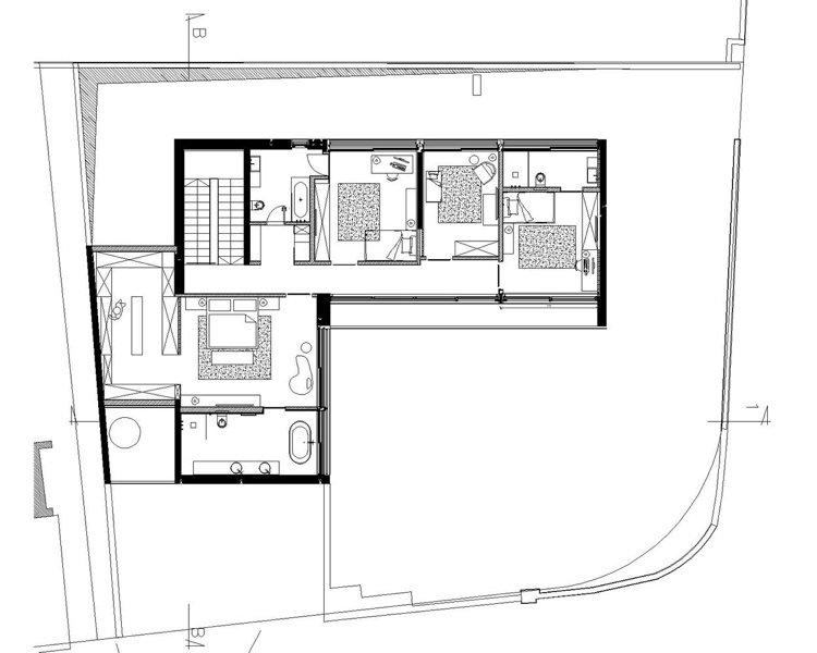 Casa unifamiliar com telhado plano e frentes de vidro atrás de uma fachada de metal, planta do segundo andar