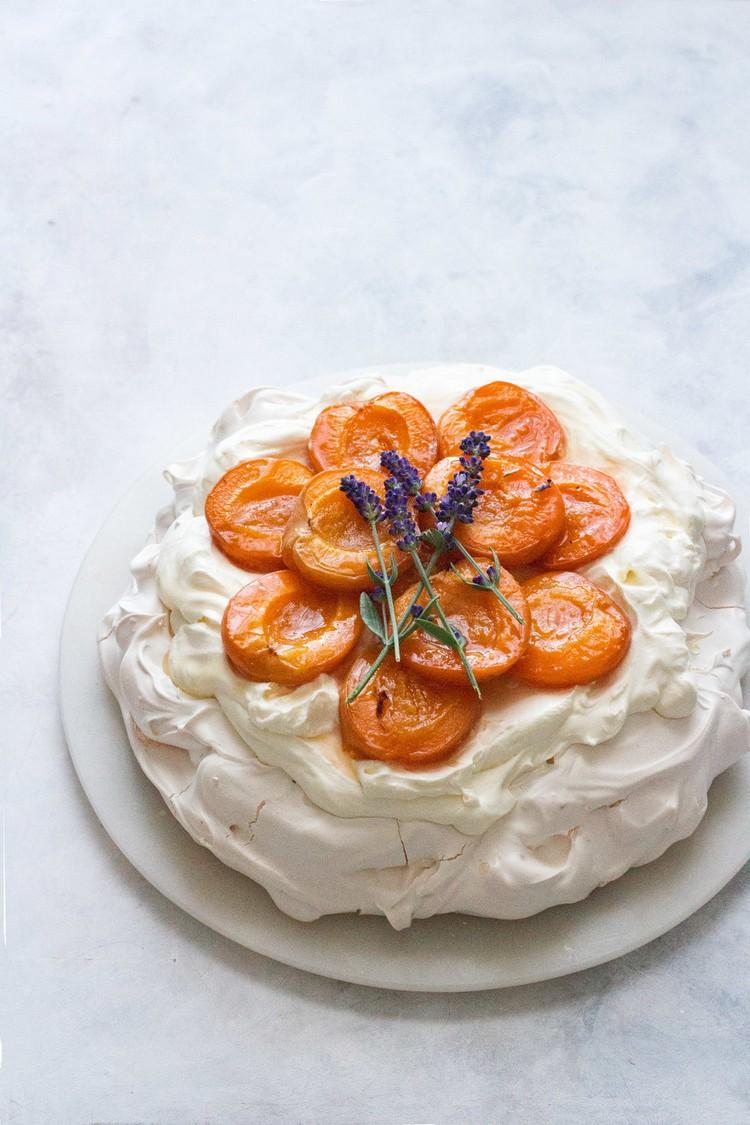 Receita de Pavlova com damascos e pontas de lavanda