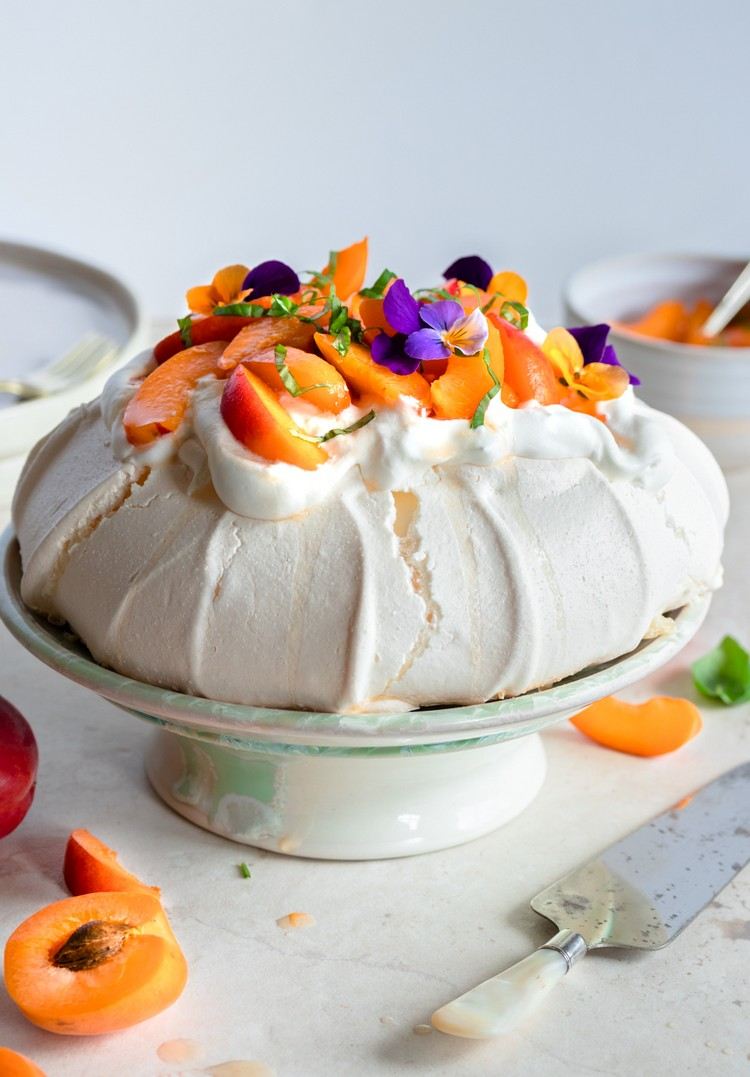 Torta Pavlova com receitas de sobremesas de verão de damasco