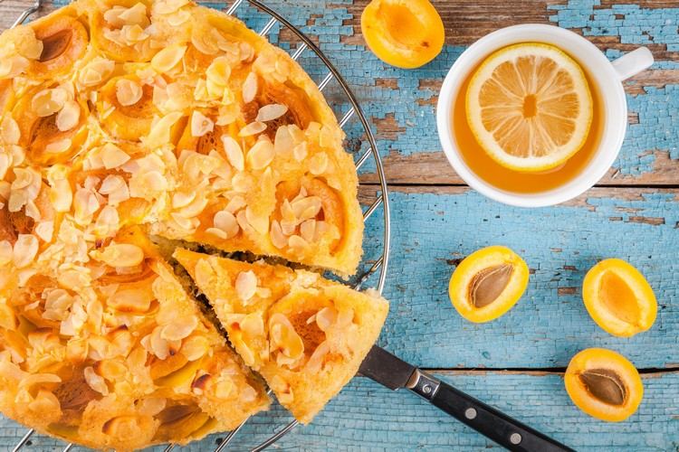 sobremesas leves de verão com bolo de alperce de frutas com receita de lavanda