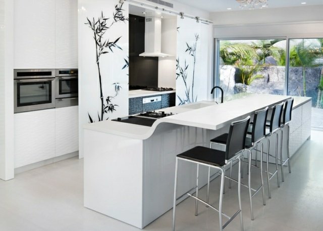 cozinha moderna branca com bancada para refeições, bancos altos de plástico