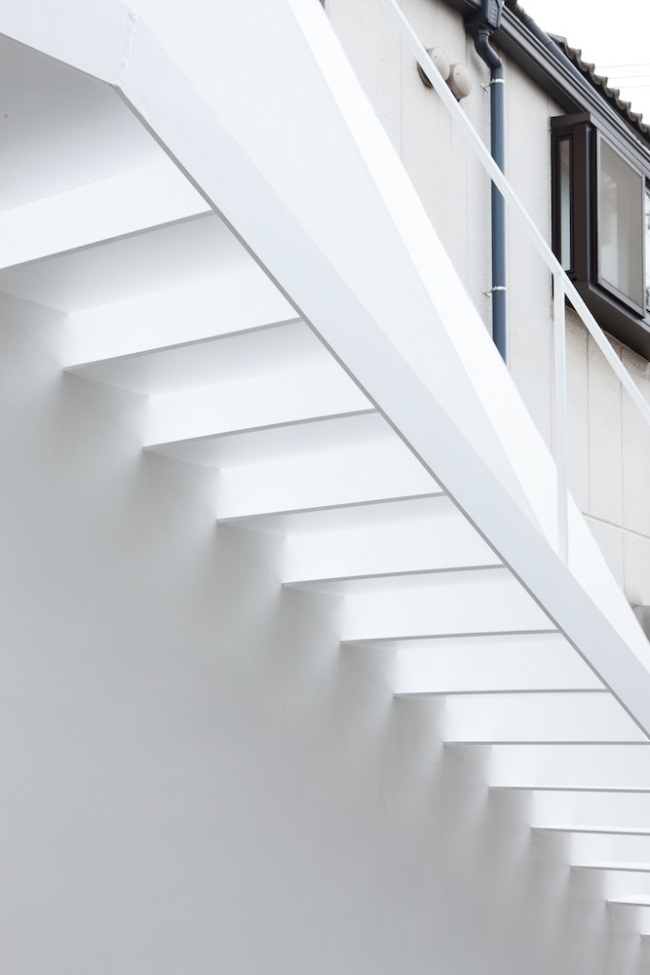 Escadaria Externa Branca Minimalista Tokyo Arrow House Design