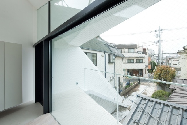 Casa moderna com telhado inclinado e paredes de vidro com arquitetura de Tóquio