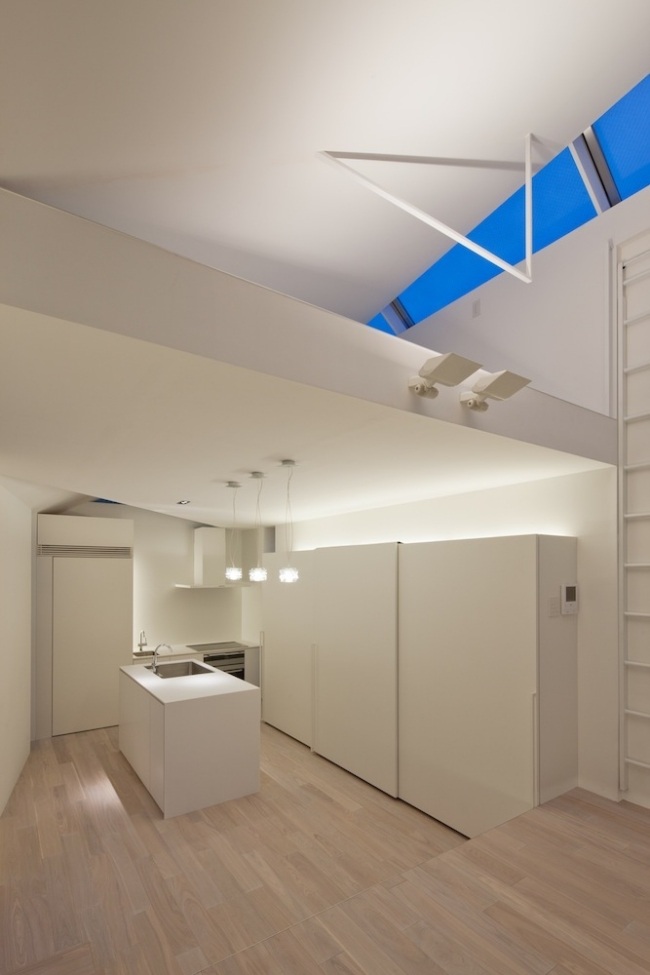 Piso de madeira clara - móveis brancos - acento de iluminação no teto