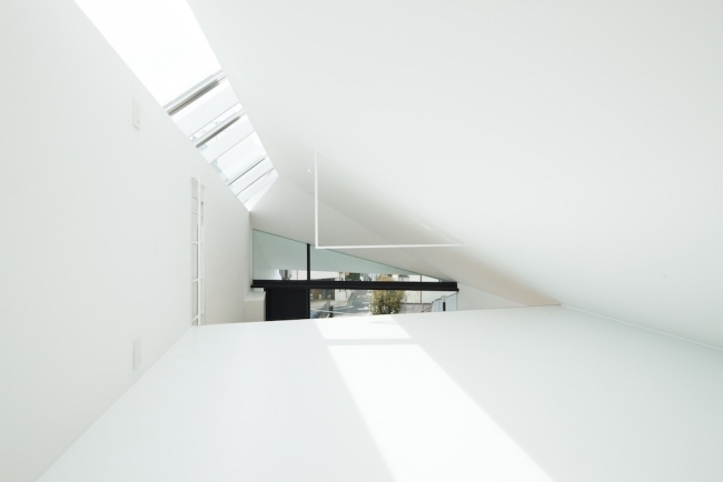 Interior branco - teto inclinado com design purista