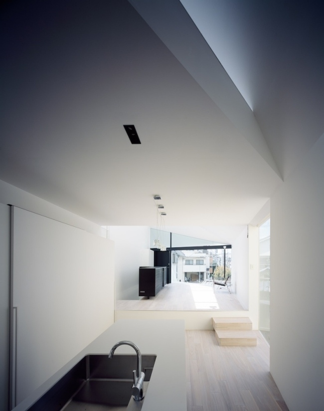 Área da cozinha, sala de estar do sotão aberta para o design do pátio interno
