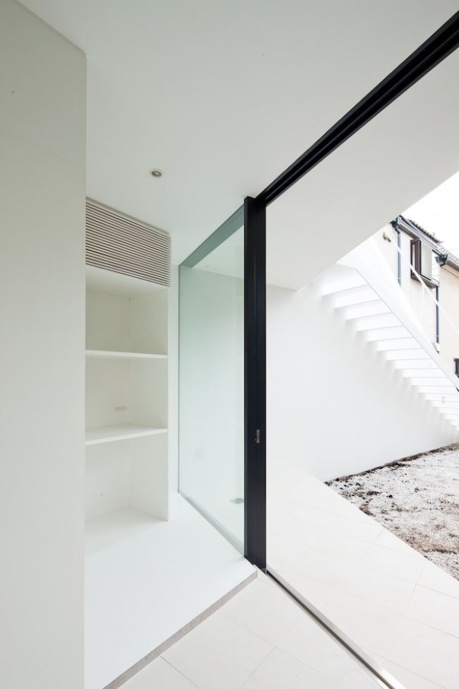 Escada externa purística de casa japonesa - design de interiores com parede de vidro branco