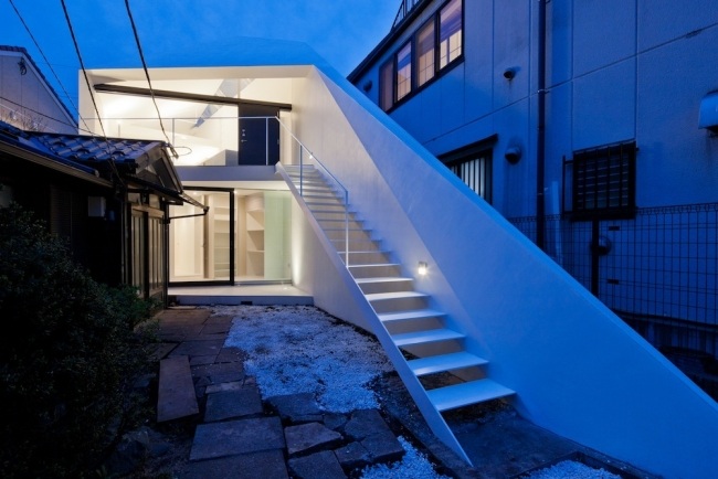 Estrutura de edifício assimétrica - exterior branco - iluminação indireta de escada externa minimalista
