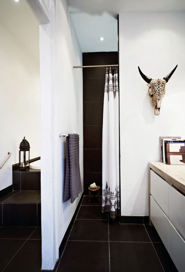 banheiro preto e branco revestido com cortina de chuveiro estampada