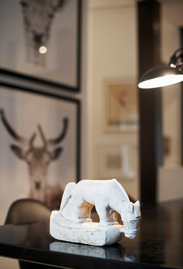 em casa, figuras de animais brancas decoram a mesa