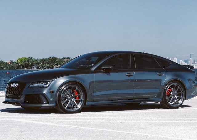 Audi-RS7-metálico-longe-lado-imagem