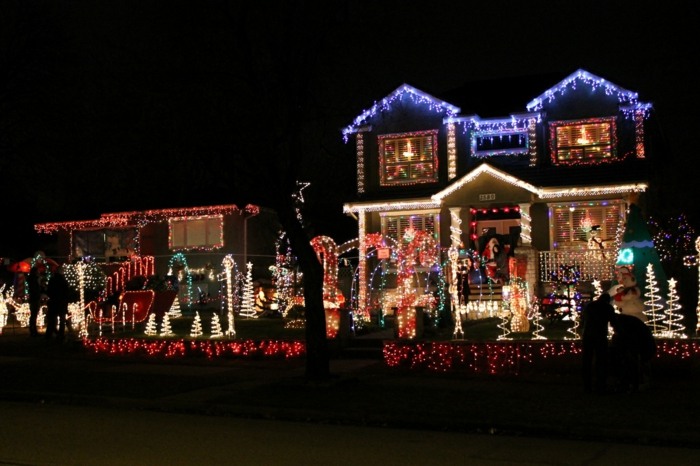 decorações ao ar livre para ideias de natal jardim da frente casa das luzes vermelhas