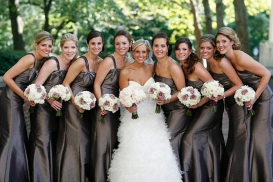 Taupe-cor-escura-casamento-com-dama de honra