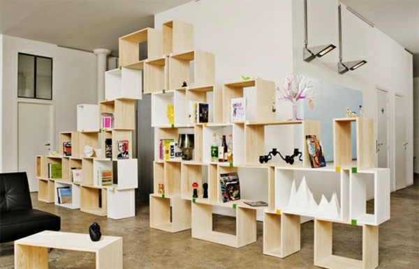 Estantes de madeira para sala de estar estilo escandinavo